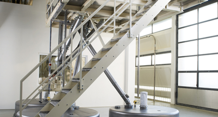 Konische Depots unter Maschinenpodest mit Treppe Konische Depots unter Maschinenpodest mit Treppe