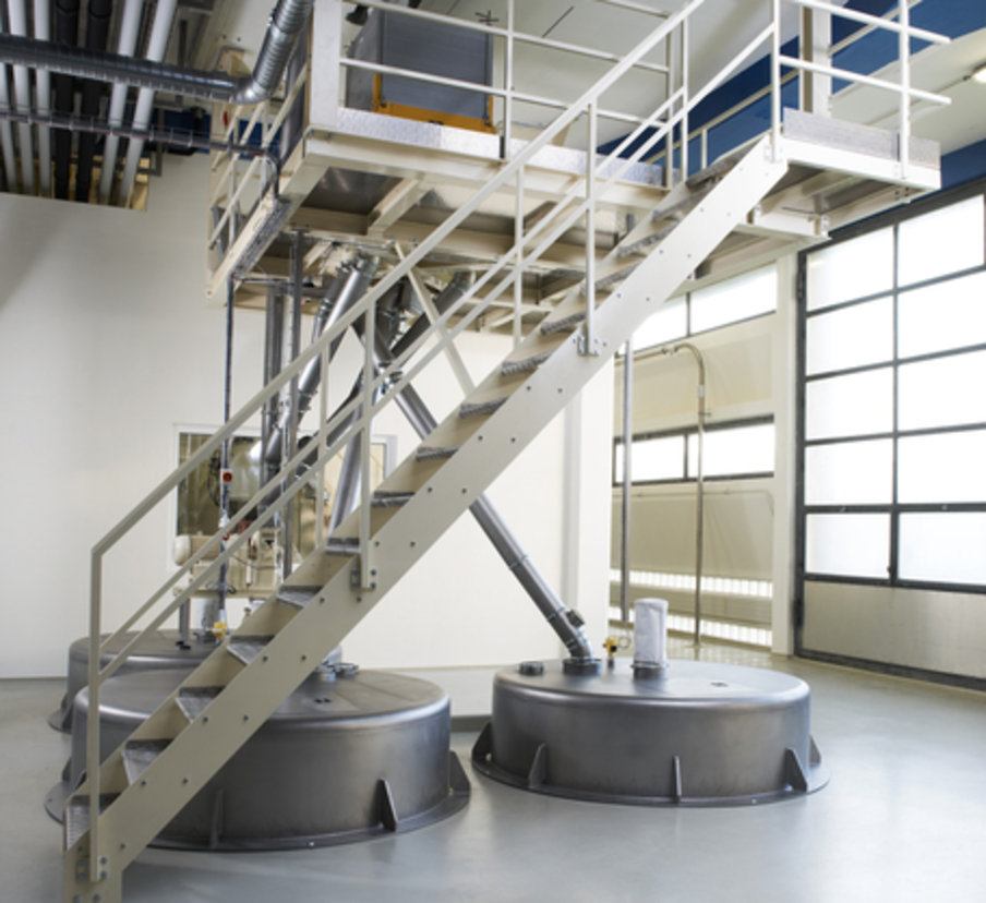 Konische Depots unter Maschinenpodest mit Treppe
